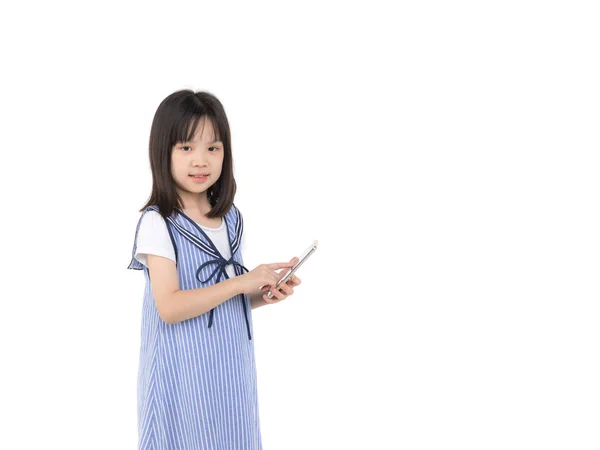Asiática chica sostiene smartphone en su mano y plantea —  Fotos de Stock