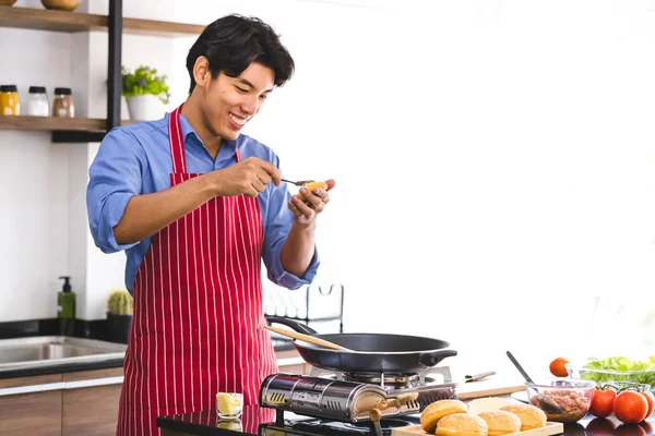 Ásia homem buttered no hambúrguer pão — Fotografia de Stock