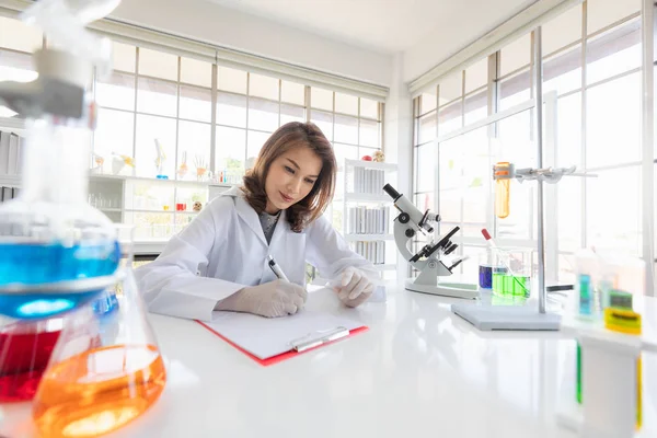 Bilim adamı kayıtları deney sonuçları