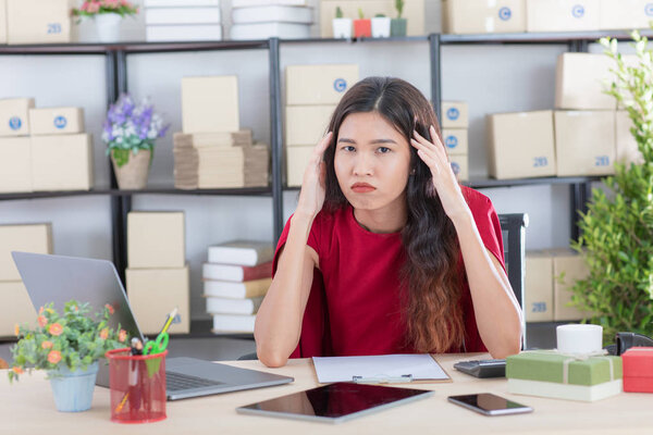 Девушка, работающая на дому
