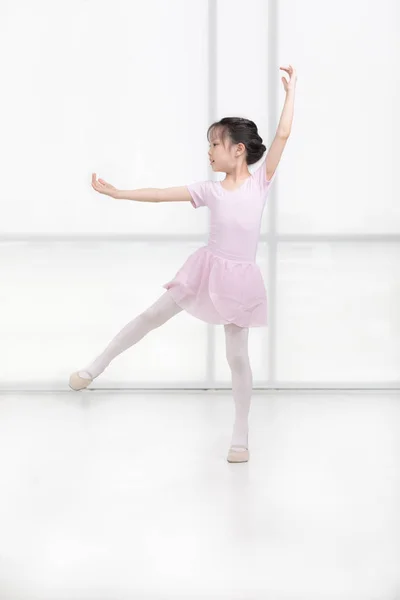 Рожева одягнена азіатка в балетну позу. — стокове фото