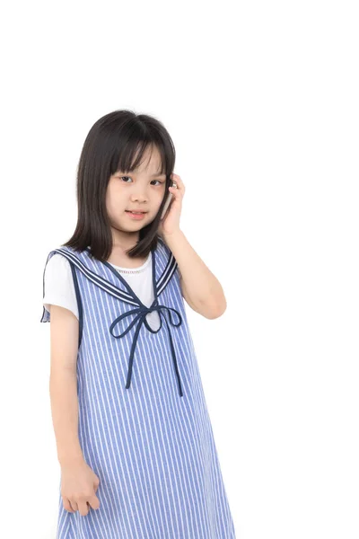 아시아 의 소녀 보유 스마트 폰 에 그녀의 손 과 포즈 — 스톡 사진
