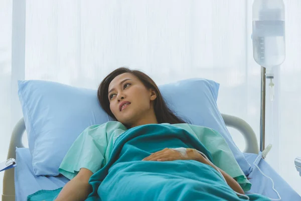 Az ázsiai orvos ellenőrzi a női beteg betegségén. — Stock Fotó