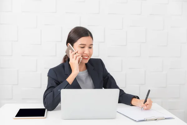 Señorita que trabaja en la oficina —  Fotos de Stock