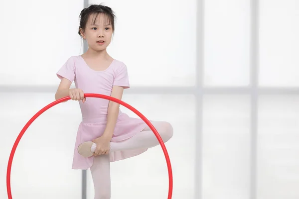Aziatisch meisje in roze jurk Holding gymnastiek hoepel — Stockfoto
