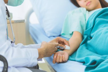 Asyalı doktor kadın hastanın hastalığı kontrol.