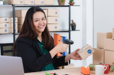 Başlangıç ofisinde tombul bir bayan