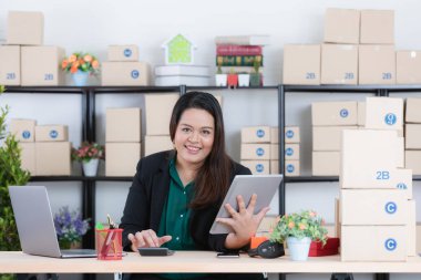 Başlangıç ofisinde tombul bir bayan