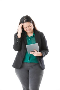 Şık giyinen tombul bayan.