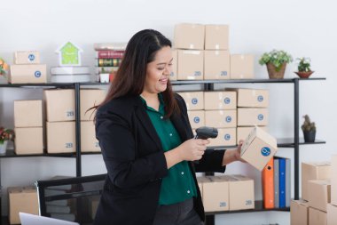 Başlangıç ofisinde tombul bir bayan