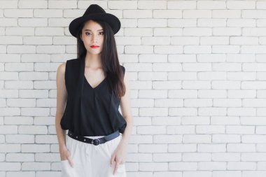 Asyalı model kadın ayakta ve poz veriyor