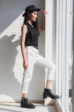 Asyalı model kadın poz veriyor ve öne çıkıyor