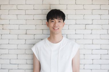 Seksi Asyalı model ayakta ve poz veriyor.