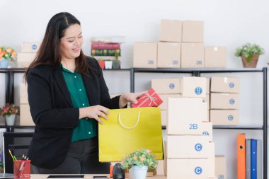 Başlangıç ofisinde tombul bir bayan