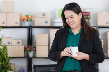 Başlangıç ofisinde tombul bir bayan