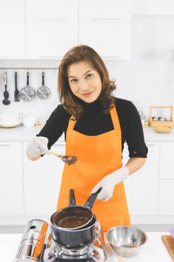 Kadın çikolata yapıyor.