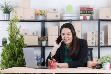 Başlangıç ofisinde tombul bir bayan