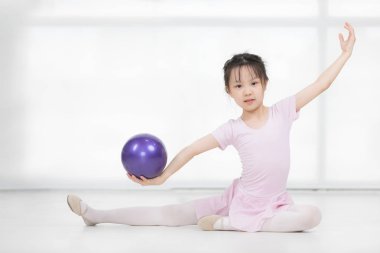 Pembe elbiseli Asyalı kız balo düzenliyor.