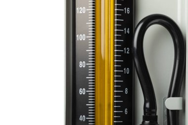 Sphygmomanometer stüdyo beyaz arka plan üzerinde çekim