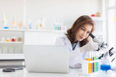 Bilim adamı mikroskopla bakıyor