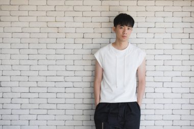 Seksi Asyalı model ayakta ve poz veriyor.