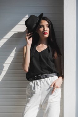 Asyalı kadın pencerede elini sıkar.