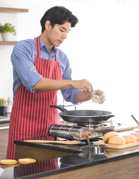 Ásia homem buttered no hambúrguer pão — Fotografia de Stock