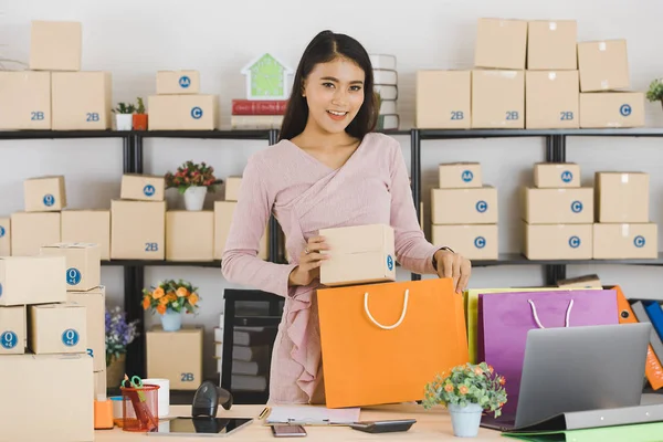 Asiática mujer de negocios en la oficina — Foto de Stock