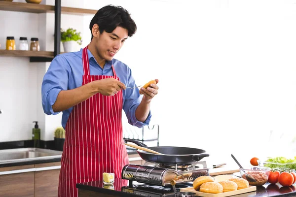 Ásia homem buttered no hambúrguer pão — Fotografia de Stock