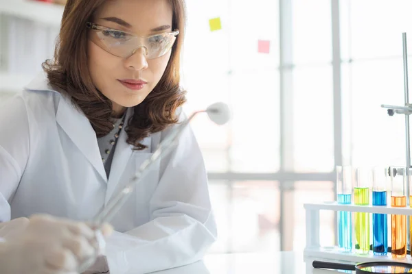 Bilim adamı yeni örnek toplamak için pamuk tutun.