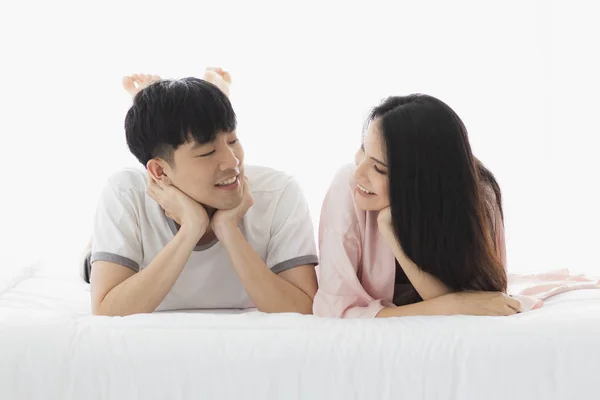 アジアのカップルが一緒にベッドで時間を過ごす. — ストック写真