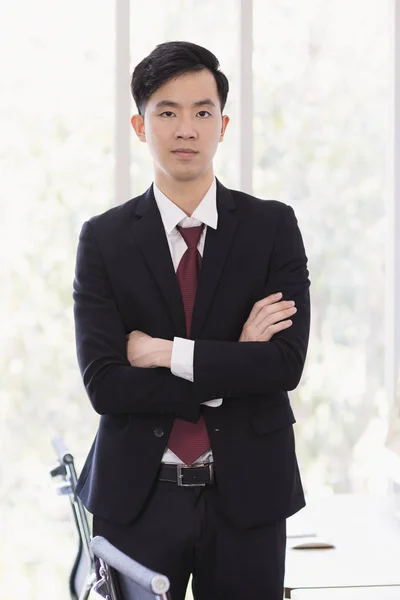 Asiatico businessman standing e posa in ufficio — Foto Stock