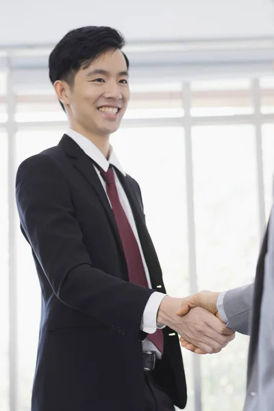 Asiático negocios apretón de manos juntos en oficina — Foto de Stock