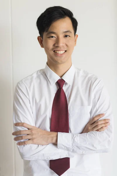 Joven hombre de negocios asiático en traje negro de pie — Foto de Stock