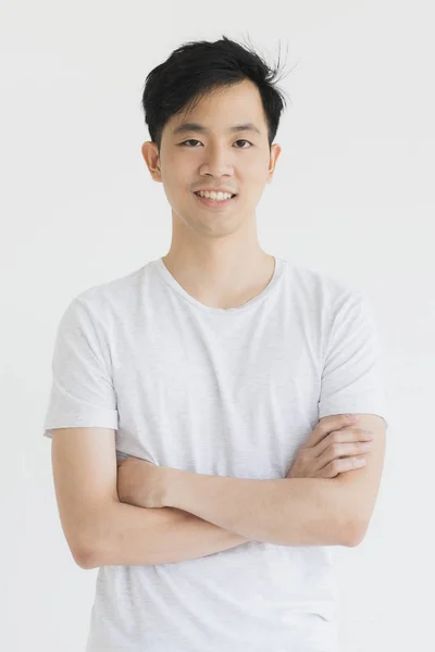 Młody Azji mężczyzna model w t-shirt skrzyżowane ramię — Zdjęcie stockowe