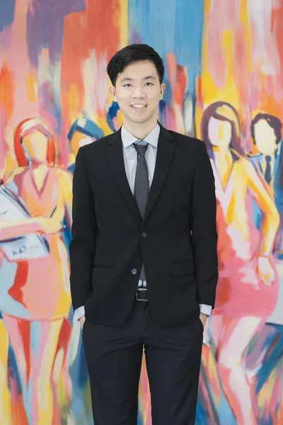 Jovem empresário asiático de terno preto de pé — Fotografia de Stock