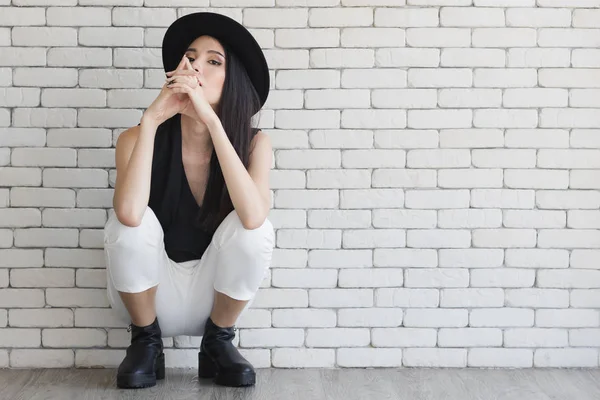 Asijské žena squatting a spasp něčí ruce — Stock fotografie