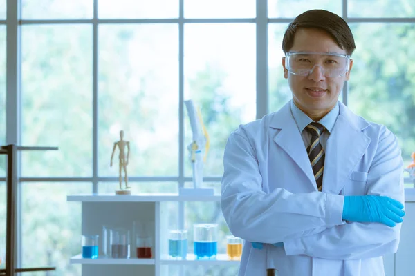 Asiático macho científico stand y sonrisa en laboratorio habitación . — Foto de Stock