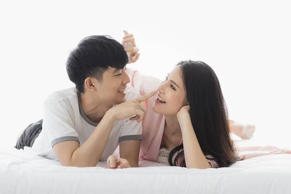 Asiática pareja pasando tiempo juntos en la cama —  Fotos de Stock