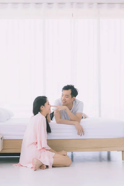 Sexy couple asiatique en pyjama assis dans la chambre — Photo