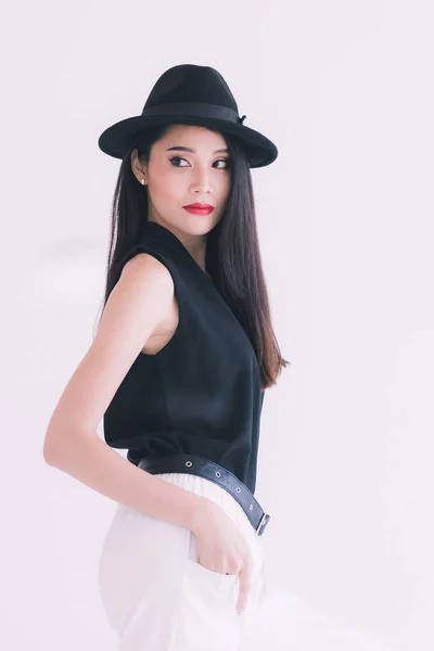 당당 하게 서 있는 아시아 모델 여성 — 스톡 사진