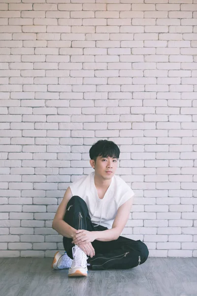Asiatico modello uomo seduta su pavimento e knee su — Foto Stock