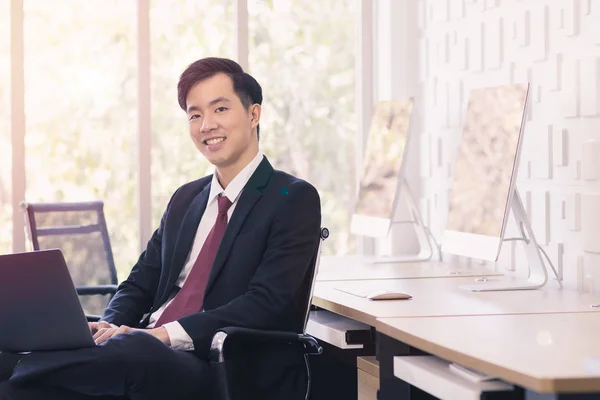 Empresário asiático usando laptop no escritório — Fotografia de Stock