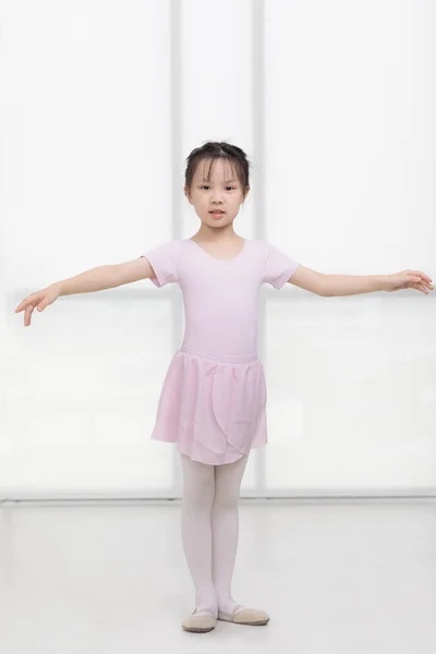 Roze gekleed aziatisch meisje in een ballet pose — Stockfoto