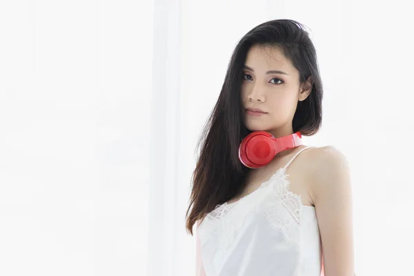 Femme asiatique aux cheveux noirs portant un casque rouge — Photo