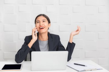 Ofiste çalışan genç bayan.