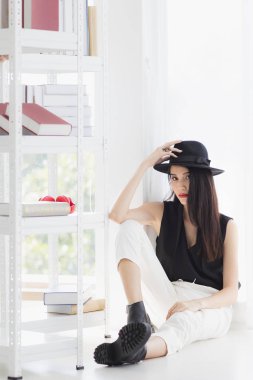 Asyalı model kadın kendini beğenmiş.