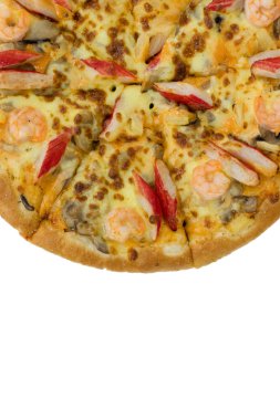 Beyaz arka planda deniz ürünleri pizzası..