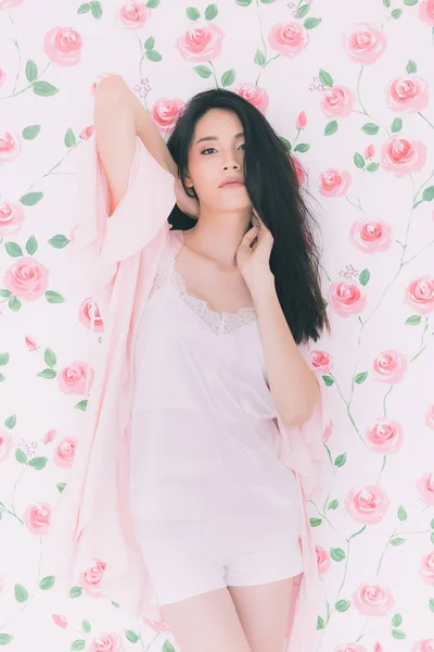 Szexi fekete haj ázsiai nő modell álló — Stock Fotó