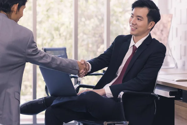 Asian Businessmen uścisk dłoni razem w biurze — Zdjęcie stockowe